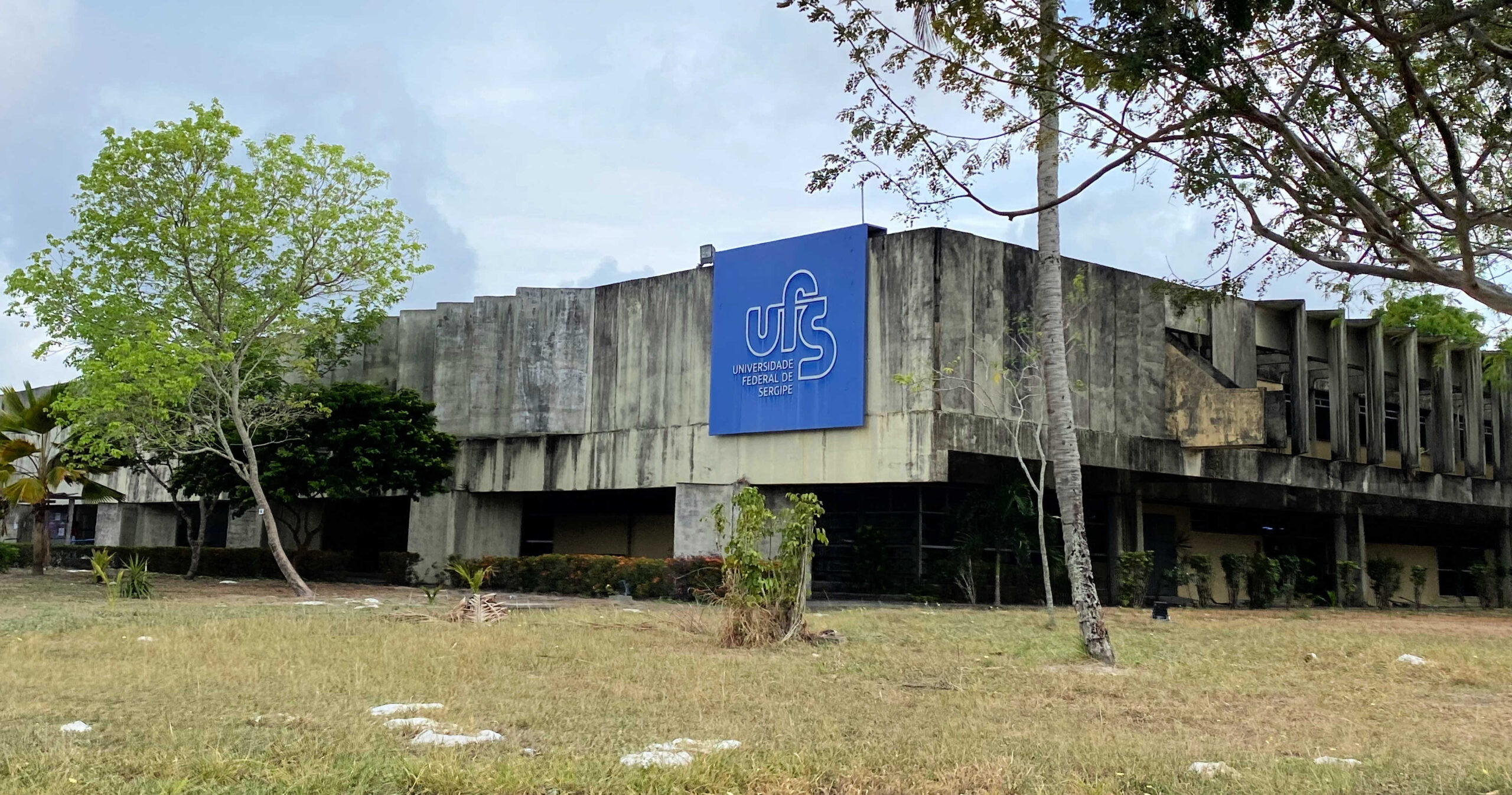 Vista externa de um prédio da Universidade Federal de Sergipe, Campus São Cristóvão, em Sergipe, o menor estado do Brasil, localizado na região nordeste.