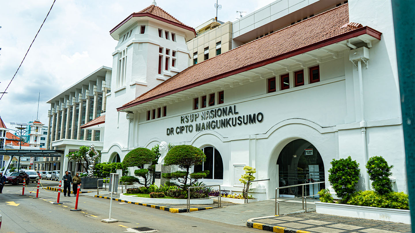 A view of the front of Dr. Cipto Mangunkusumo Hospital in Indonesia.
