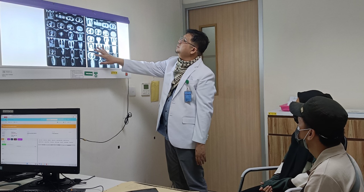 People in a detention center holding course completion certificates